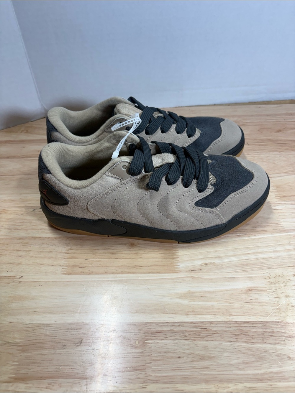 Jordan Kids Low-Top Sneakers in Tan and Black
